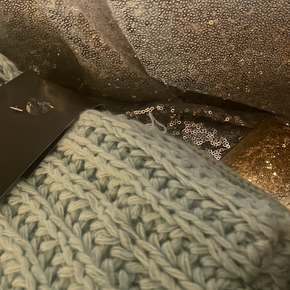 Tahari winter hat and scarf set NWT - Picture 3 of 3